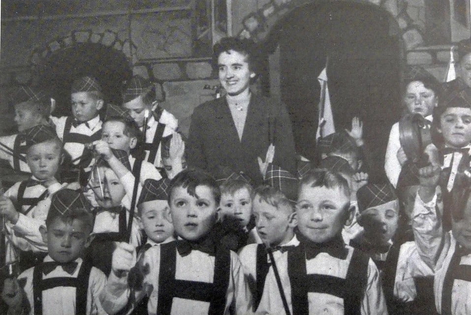 Juffrouw Milia Belmans met haar befaamde kleuterorkest.