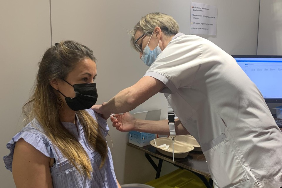 Nathalie Ampe krijgt het 50.000ste vaccin in Vaccinatiecentrum Pallieterland.