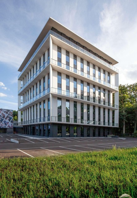 Het indrukwekkende gebouw van Kempus, het hoofdkwartier van IT-specialist VanRoey.be aan de Turnhoutse ring. 