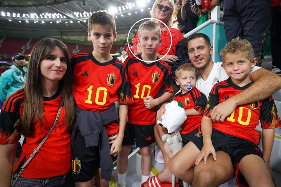 Leo Eden J Hazard (derde van links) met zijn familie op de foto op het WK in Qatar.