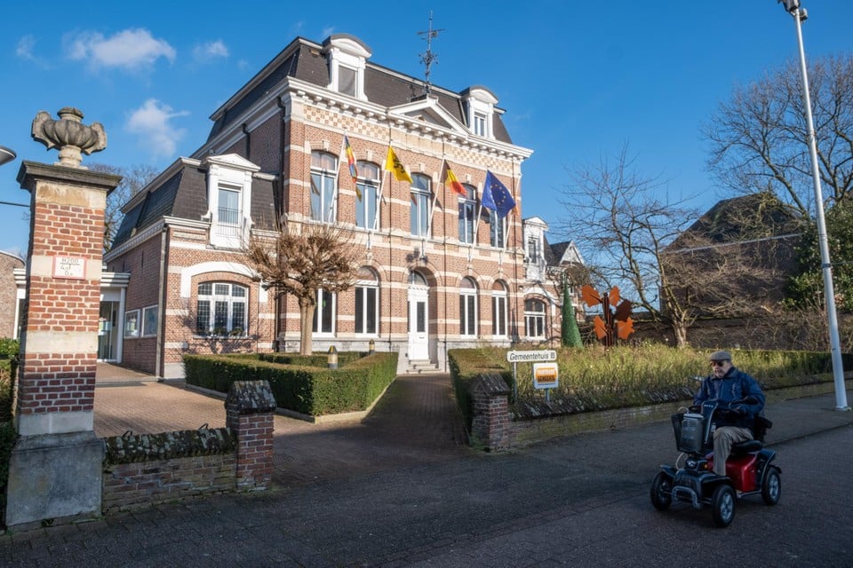 Nu nog het gemeentehuis in Borsbeek, binnenkort het districtshuis.  