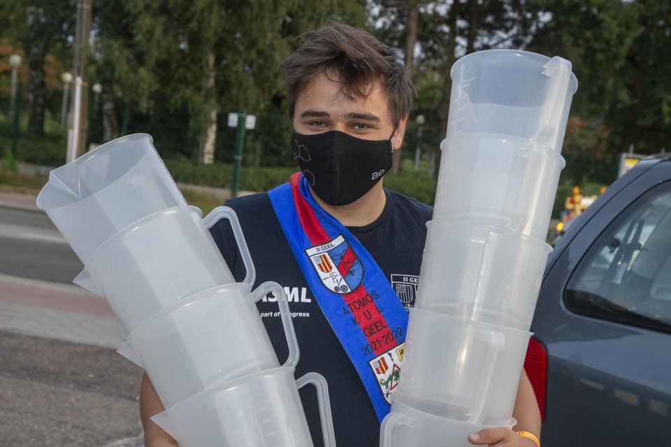 De gekleurde linten van de vele verenigingen zijn weer te zien in het Geelse straatbeeld.