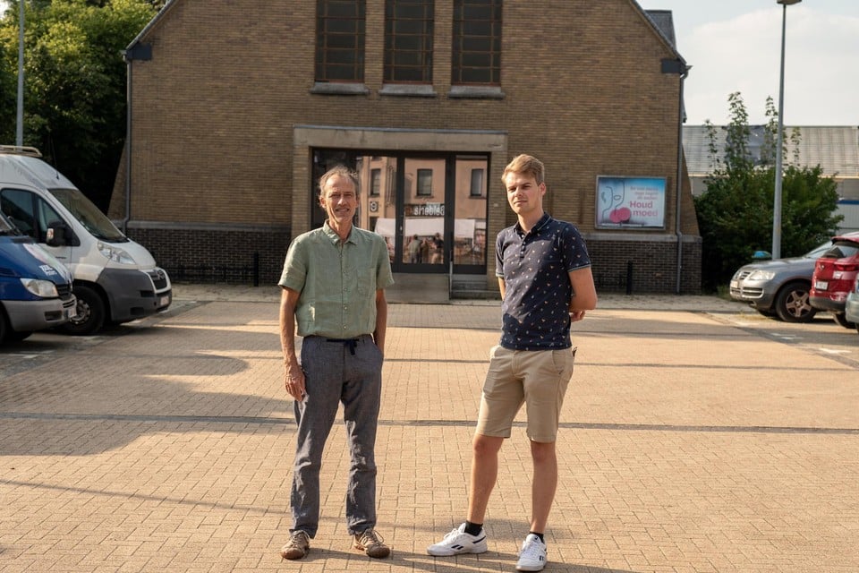 Groen-raadsleden Koen Kerremans en Brend Van Ransbeeck aan de ontwijde kerk in de Misstraat.