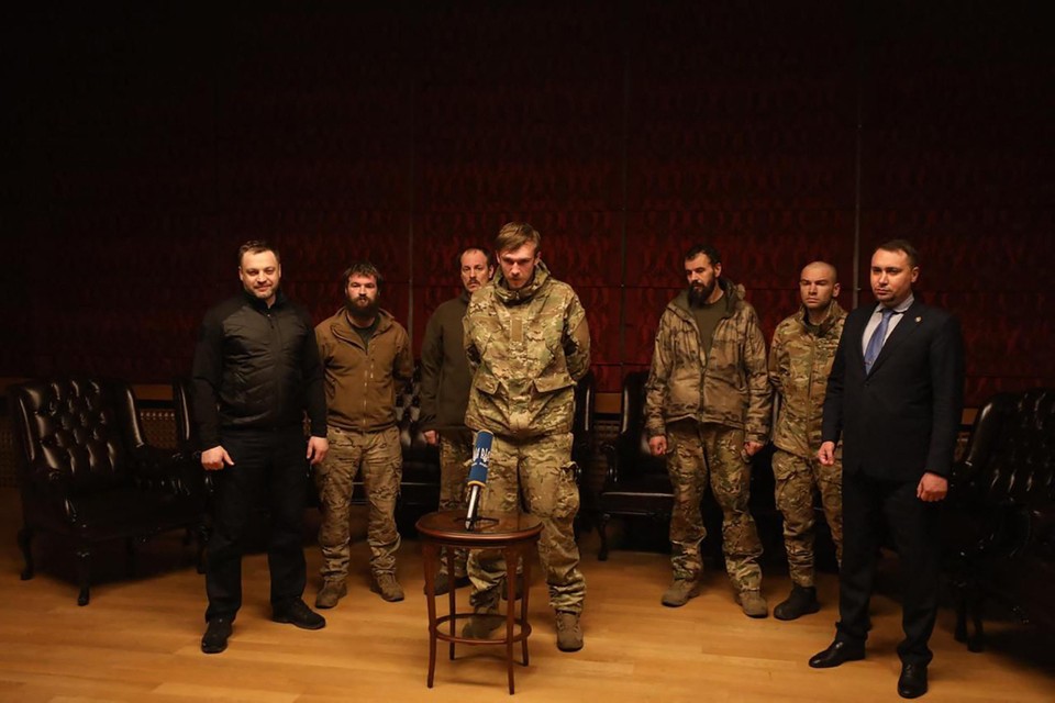 Enkele van de vrijgelaten Oekraïense strijders: Svyatoslav Palamar (2de van links), Denys Shlega (3de van links), Denys Prokopenko (centraal), Oleg Khomenko (3de van rechts) en Sergiy Volynsky (2de van rechts)  