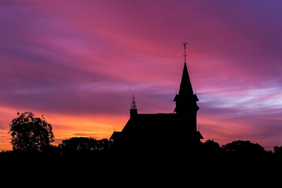 Het gemeentehuis in avondrood kleurt de nieuwe website.