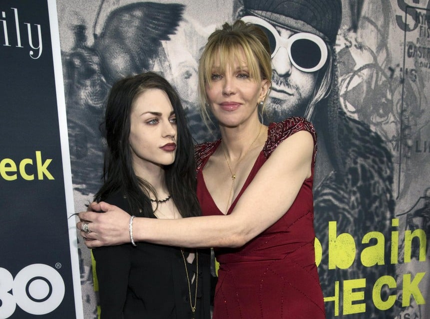 Frances (links) met haar moeder Courtney Love, op de première van de documentaire ‘Montage of heck’ in 2015.