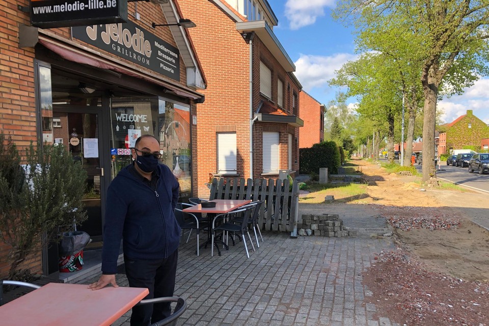 Ehab Omar van brasserie Melodie mag zijn terras niet gebruiken door de werkzaamheden op de Gierlebaan in Lille.