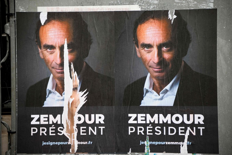 In het straatbeeld van Parijs duiken al affiches op als deze, hoewel Zemmour zich nog niet officieel presidentskandidaat heeft gesteld.