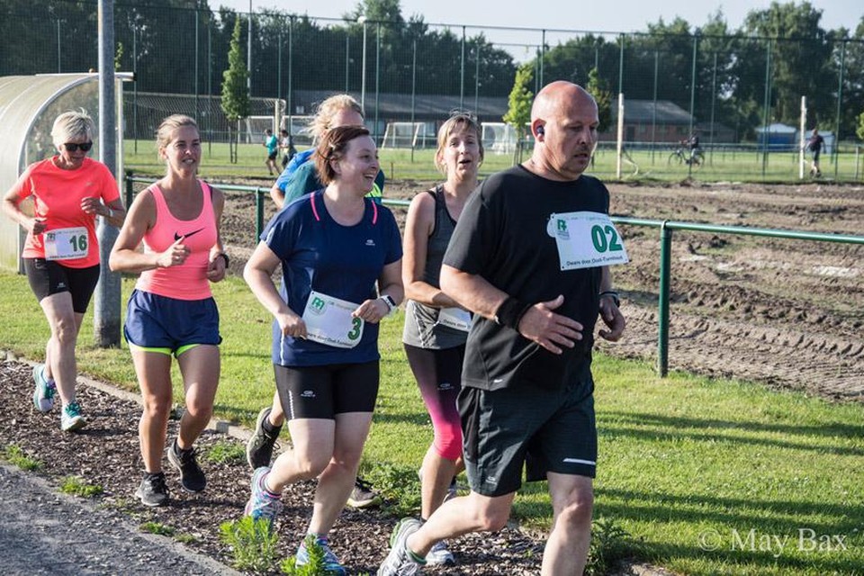 Het streefdoel is dat de nieuwe deelnemers in juni 5 kilometer kunnen lopen, zoals deze Start to runners van vorig jaar in sportpark Heikant.