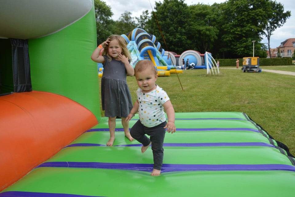 Zusjes- Mirthe (3) en Anse (1) op het Bounce Festival.