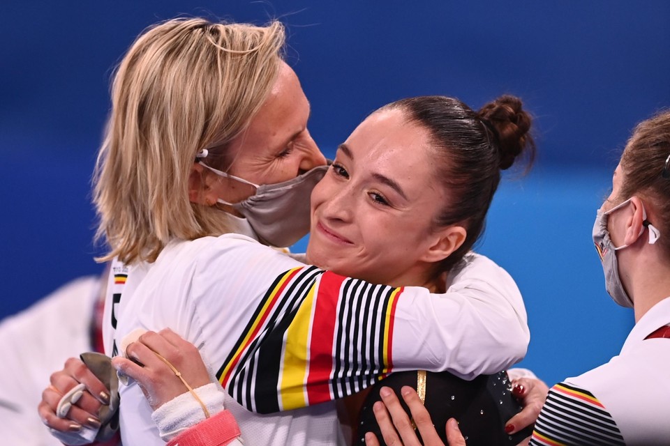 Nina Derwael krijgt na haar gouden oefening in Tokio een knuffel van Marjorie Heuls.