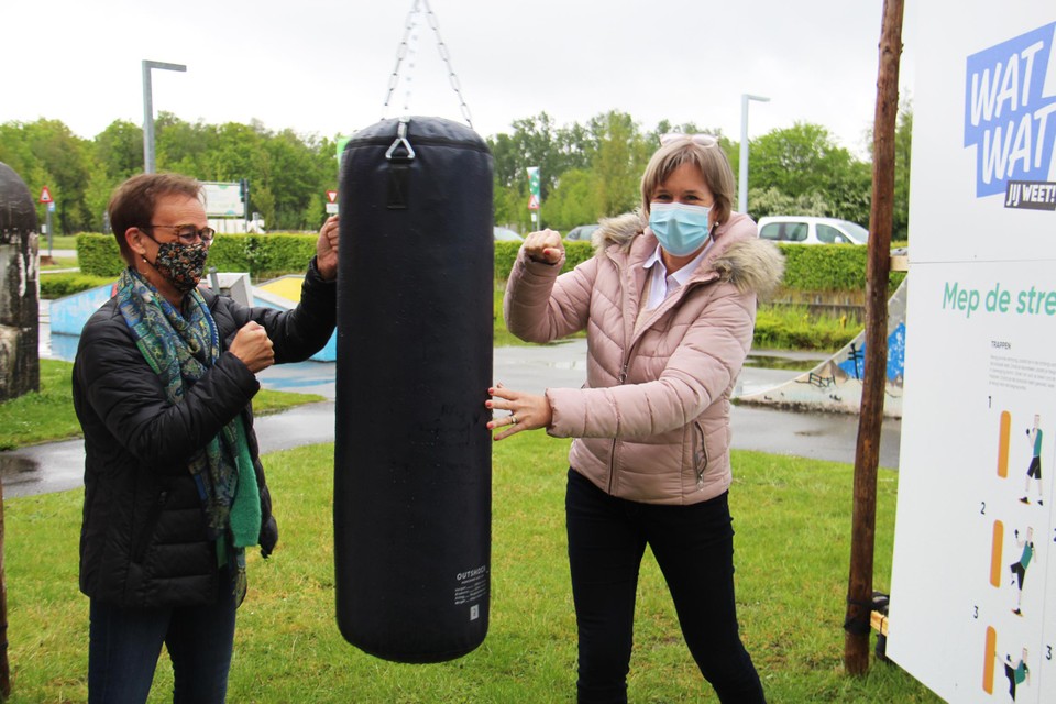 Schepenen Hilde van der Poorten en Ann-Marie Morel geven er als eersten een lap op.