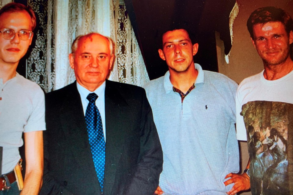 Een jonge Bruno Beeckman naast Michail Gorbatsjov in 1996: “Hij kon zeer innemend zijn en echt tijd voor je maken. 