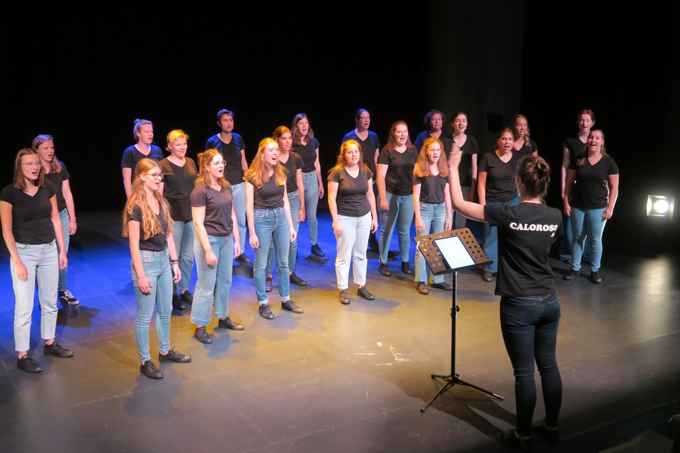 Koor Caloroso maakt kennis met de prima akoestiek van de theaterzaal.