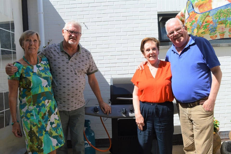 Maria Wellens, Peter Debruyne, Imelda Thys en Guy Van Hoeydonck bij de barbecue.  