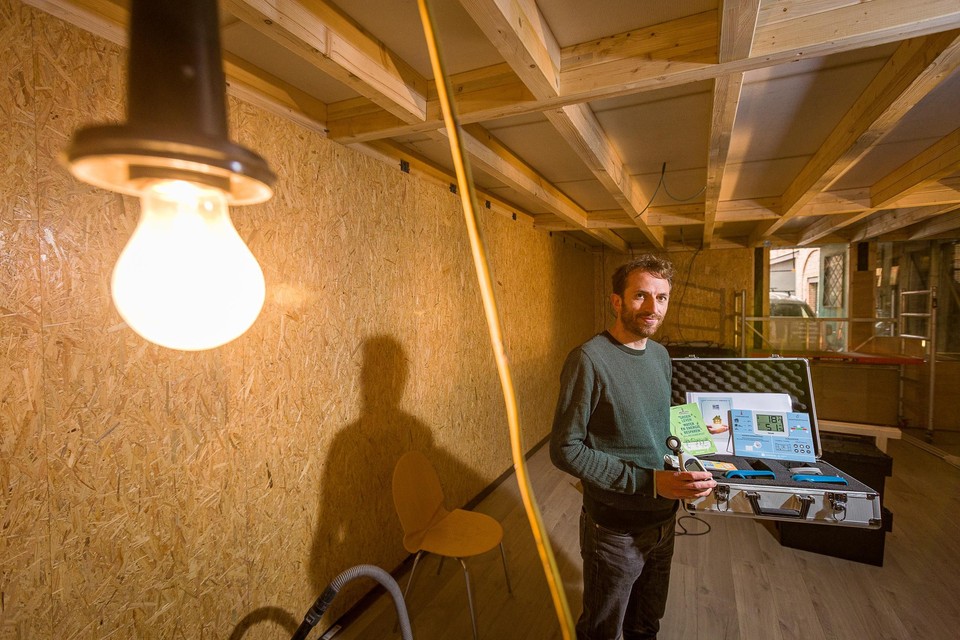 Thomas Pluymers van Klusbib met een van de Klimaankoffers die je kan ontlenen.