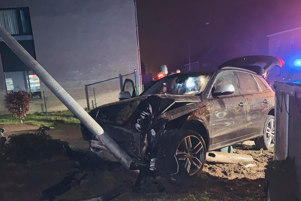 Bij het ongeval in Willebroek reed de wagen een verlichtingspaal uit, die tegen een woning viel.