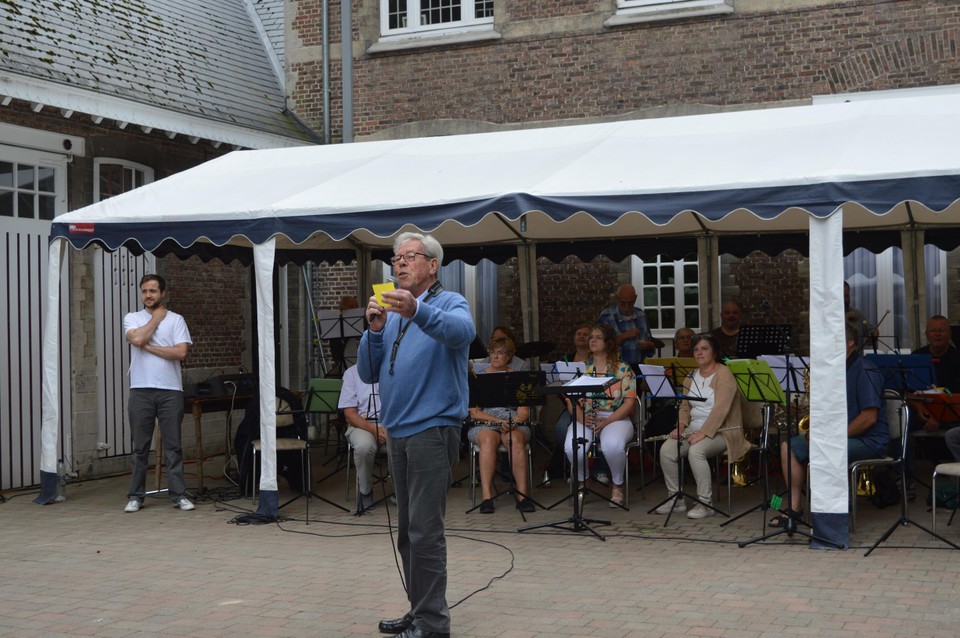 Voorzitter Frans Roofthooft bij de introductie.