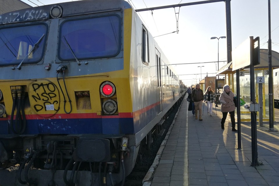 De trein Turnhout-Binche houdt halt in Herentals. 