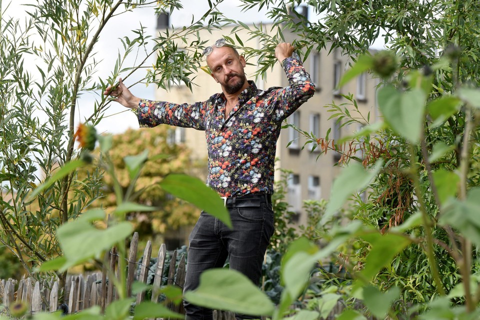 Acteur Tom Van Dyck overhandigt eind deze maand het toneelboek ‘Wachten op Godot’ van Beckett terug aan de Herentalse bibliotheek, waar hij het 34 jaar geleden onrechtmatig had ‘geleend’.