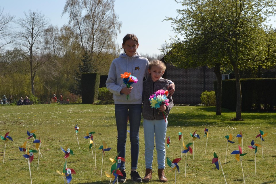 Magali en Morgane met hun bloemen aan het woonzorgcentrum. 