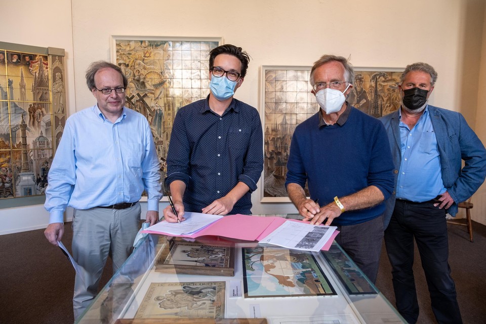 De uitwisseling wordt bezegeld met conservator Mario Baeck, voorzitter Stefan Van Linden,de vertegenwoordiger van het Duitse museum en cultuurschepen Jo Van Havere (Groen).