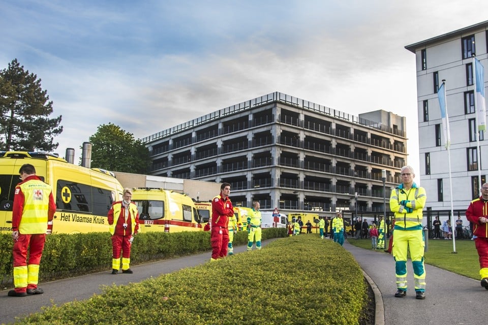 Ambulanciers, politie en hulpverleners rukten massaal uit om bij het ziekenhuis in Turnhout de sirenes te laten loeien. 