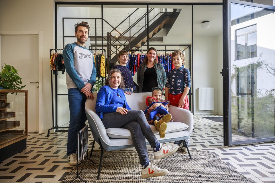 Het kleine team van Green Queens. “Wij zijjn een stevig uitgebouwd modebedrijf met een familiaal hart.”