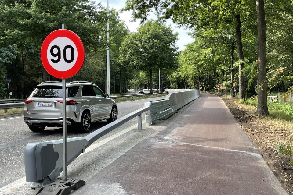 Auto’s﻿ lijken op de Houtlaan wel op een racecircuit te rijden. Maar de betonnen ‘vangrail’ is in feite een beschermingsmuur voor de fietsers die er sinds kort net naast rijden. 