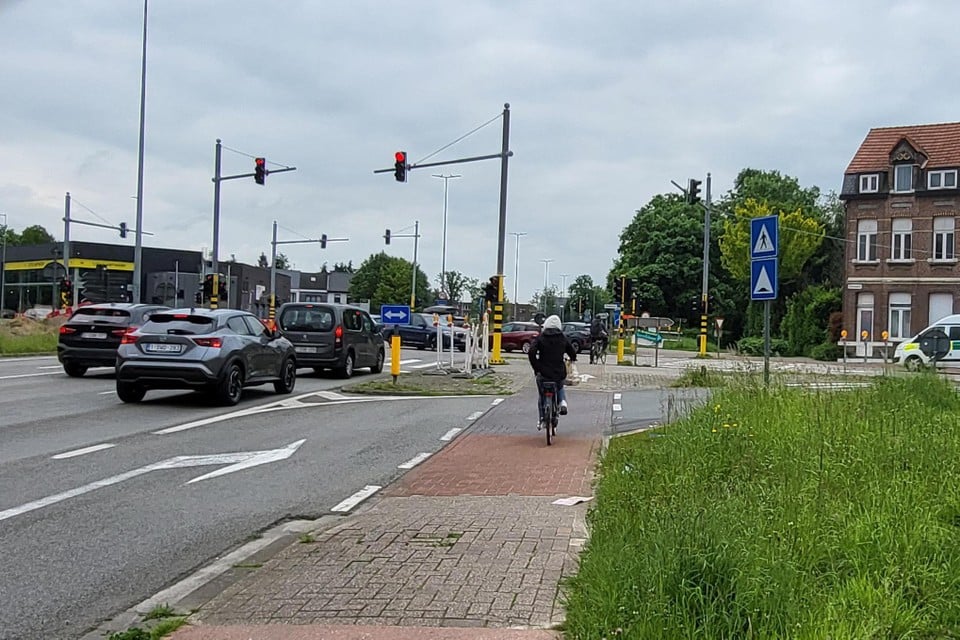 Het kruispunt van de Prins Boudewijnlaan met de Groeningenlei. Het fietspad wordt gescheiden aangelegd.