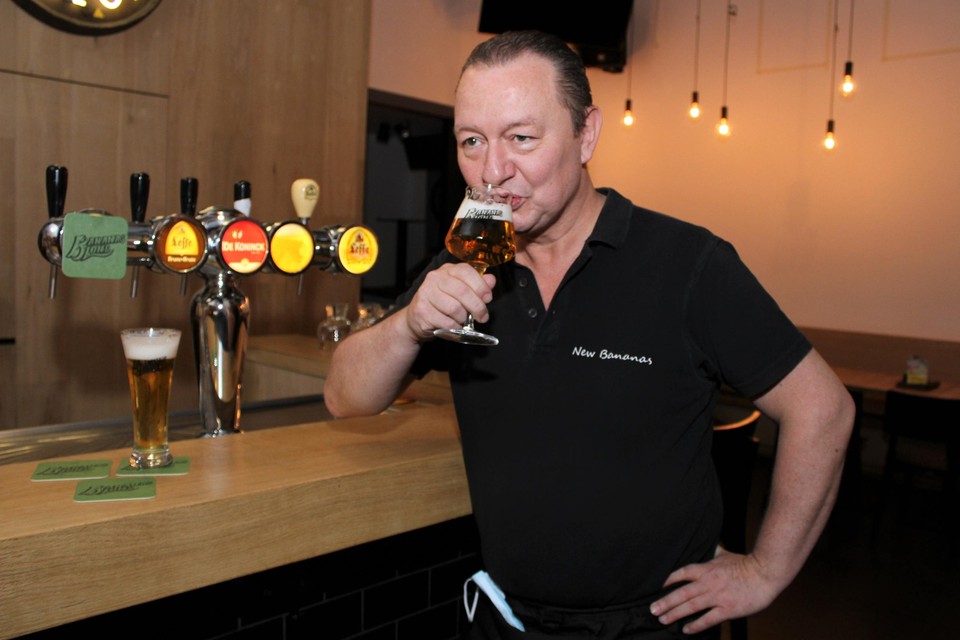 Ronny Jacobs proeft van zijn eigen bier.