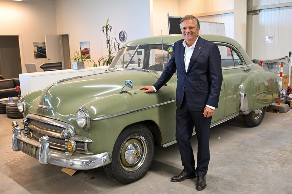 Erwin Beerens poseert met een Chevrolet Styleline die in de jaren vijftig van de band rolde in de fabriek aan de Noorderlaan