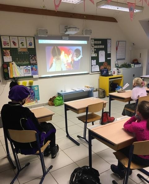 Film en popcorn op de verjaardag van Sinterklaas in de Sint-Michielschool. 