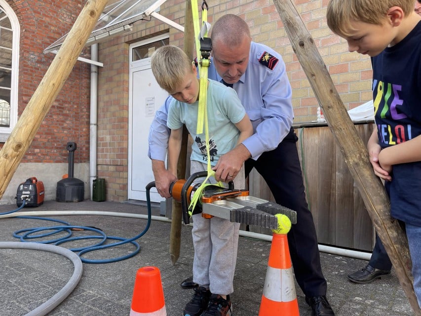 Een brandweerman-in-wording en een échte.