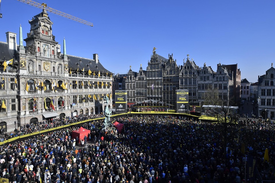 Archiefbeeld van de start van de Ronde van Vlaanderen op de Grote Markt.