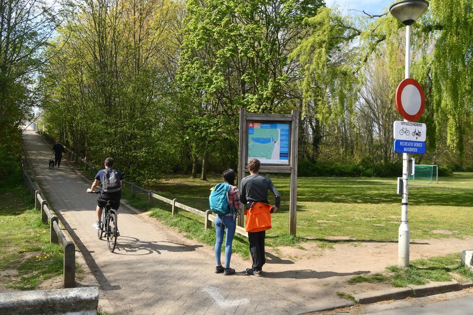 Ook in Ekeren worden fietsverbindingen aangepakt. Er komt een tijdelijke fietsverbinding tussen de Wilgehoevestraat en voetgangersbrug over de A12.