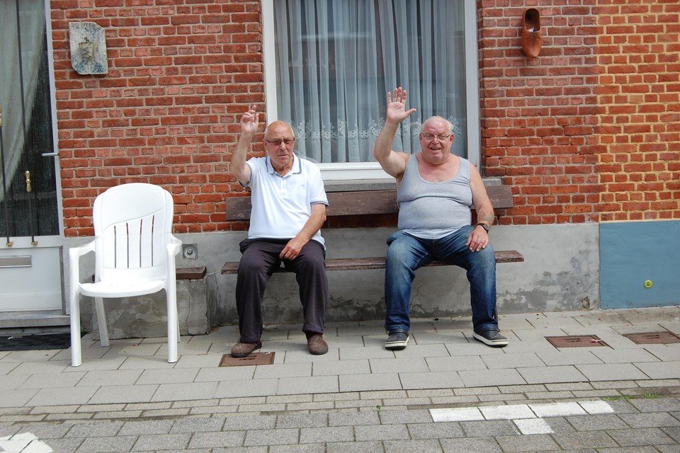 Valeré en Willy zitten al 56 jaar samen voor hun deur, straks verhuist Valere.