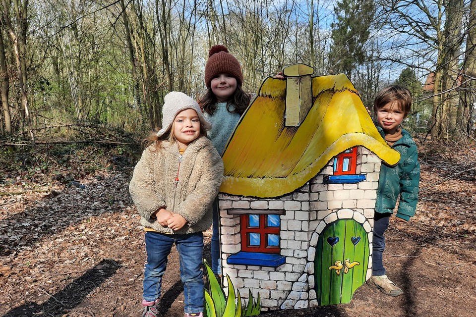 Deze drie kinderen hebben het sprookjesbos ontdekt.