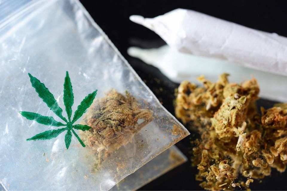 De politie trof ruim tweehonderd gram cannabis aan in een plastic zak