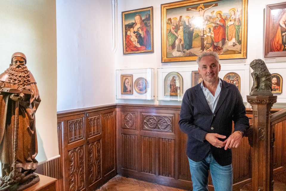 Museumdirecteur Carl Depauw bij de wand waarachter de doorgang tussen het museum en de woning verscholen zit. 