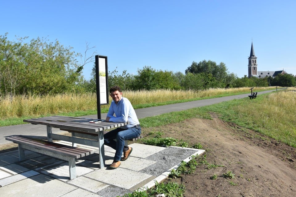 Op de dijk in Sint-Amands staan ook nieuwe picknickbanken.