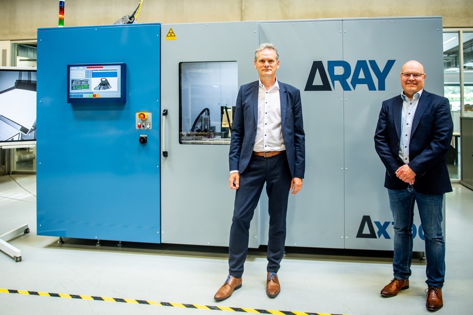 Dirk Hamelinck van Deltaray en Kurt Hensen van Europe Averna bij het prototype van de machine waarin de nieuwe technologie wordt toegepast.