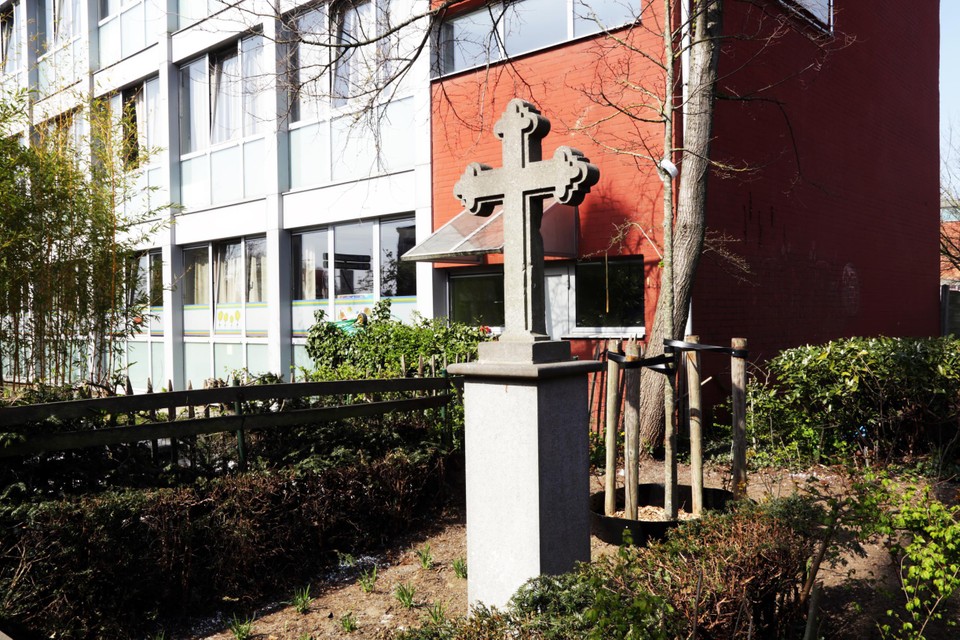 Het Hagelkruis werd door het Davidsfonds van Ekeren heropgericht op 3 oktober 1981 en staat in de tuin van de basisschool Sint-Lambertus. 