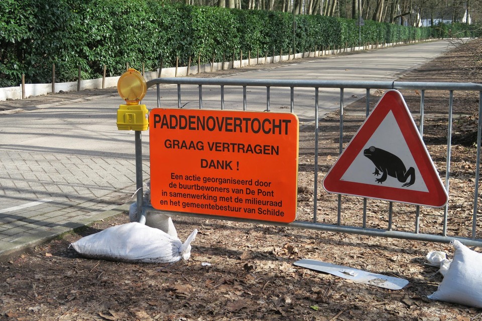 De waarschuwingsborden staan klaar. ‘s Avonds kan het op De Pont bij het Schildehof erg druk worden: geen vrijwilligers dit jaar, maar wel veel padden.