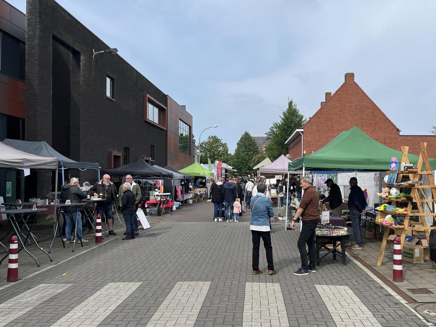 Lokale verenigingen tekenden zondag present op de jaarmarkt in de Hoogstraat in Vlimmeren.