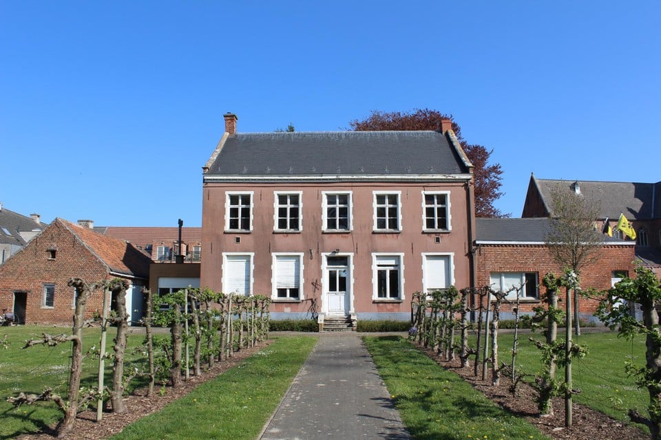 Het 17de-eeuwse schooltje ligt links naast de Pastorij van Klein-Vorst. 
