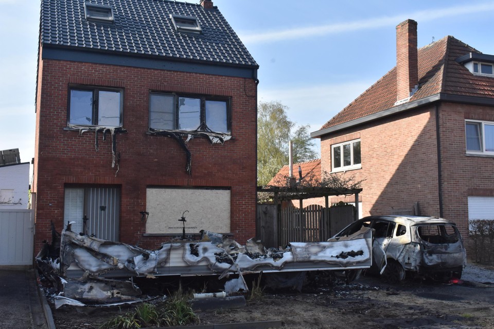 Een stacaravan, een auto en een woning op Savelberg in Balen liepen zware schade op bij de brandstichting op 27 april 2023.