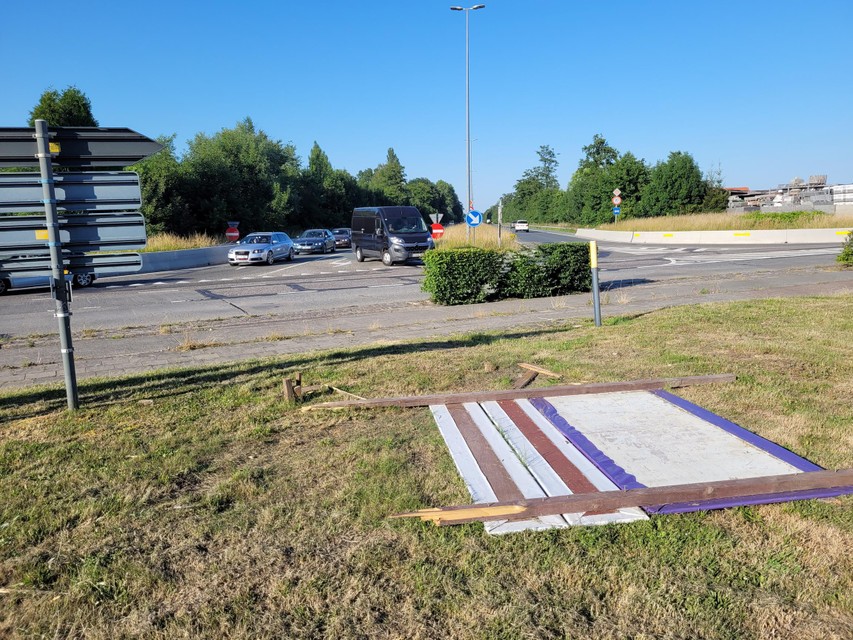 Het einde van de N171 expresweg met vooraan het stukgereden reclamebord.