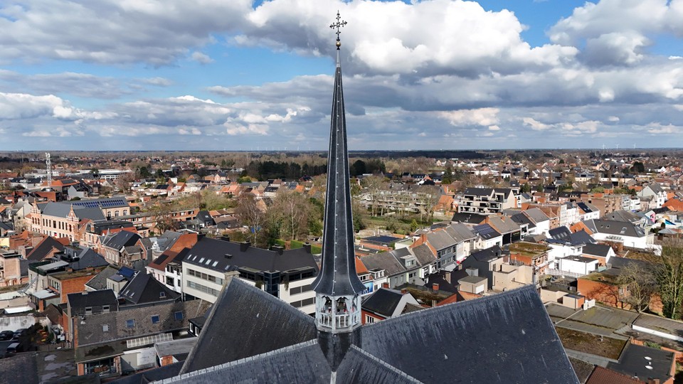 De vieringtoren op de Sint-Amandskerk in Geel is in slechte staat en wordt opgeknapt.