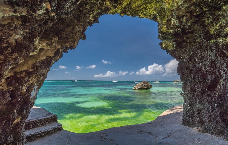 Zicht vanuit de grot op Boracay.